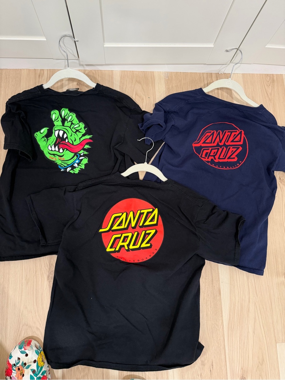 3 boys Large Santa Cruz Skateboards Kids' Graphic Tee - Black / Navy